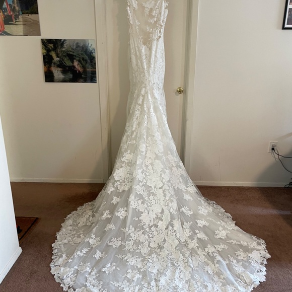 Pronovias RUA Wedding Gown: professionally cleaned,mermaid, sheer back. Size 12 - Picture 8 of 15